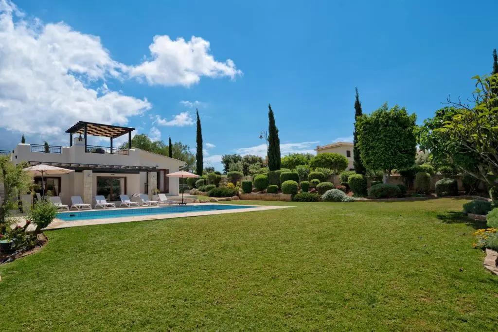 Villa Lara - 11, Spacious Villa with Large Garden and Private Pool on Aphrodite Hills
