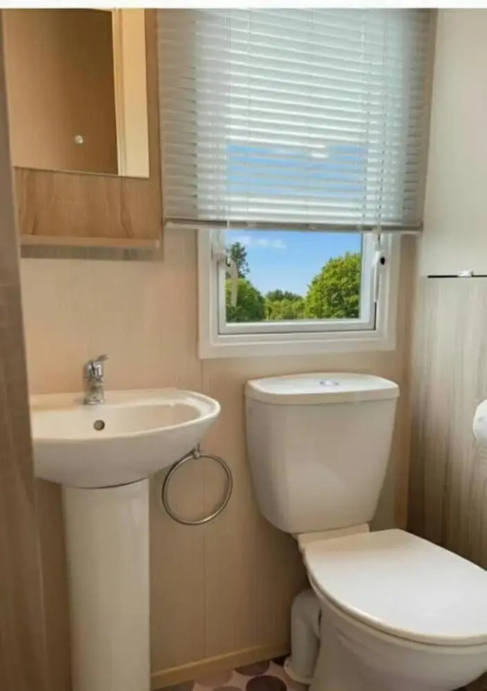 Comfortable 3-Bed Caravan - Combe Haven