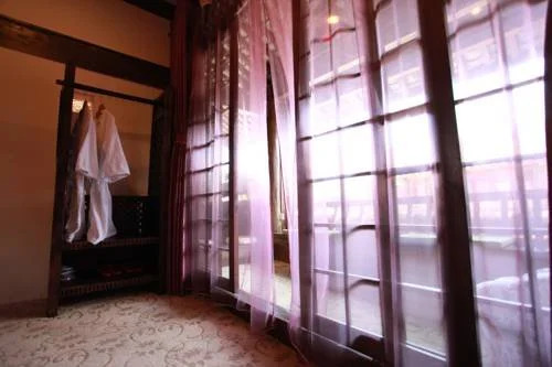 Lijiang Yunjin Yaju Courtyard Hotel