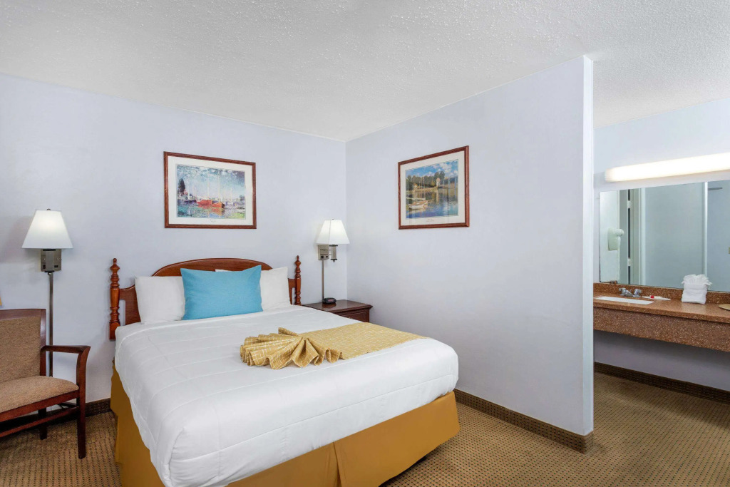 Travelodge by Wyndham Cape Cod Area
