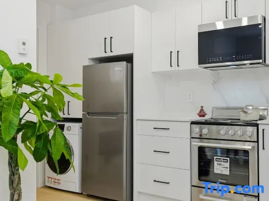 Modern 2BR Retreat | Marpole Near YVR
