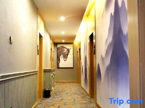Junyi Hotel (Tongliao Horqin Avenue Wholesale City)