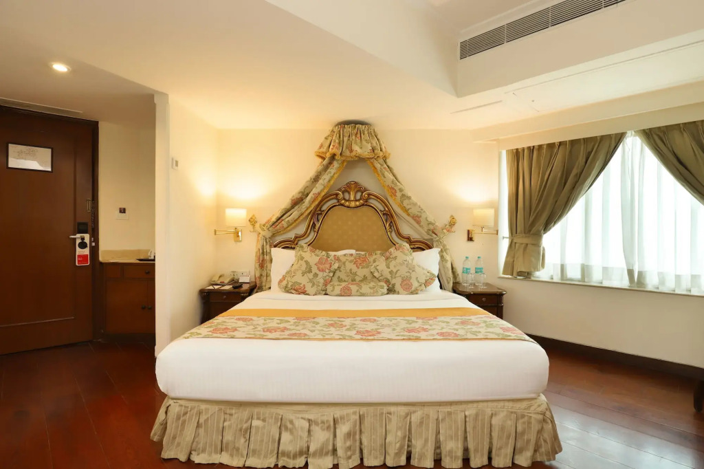 Hotel The Royal Plaza