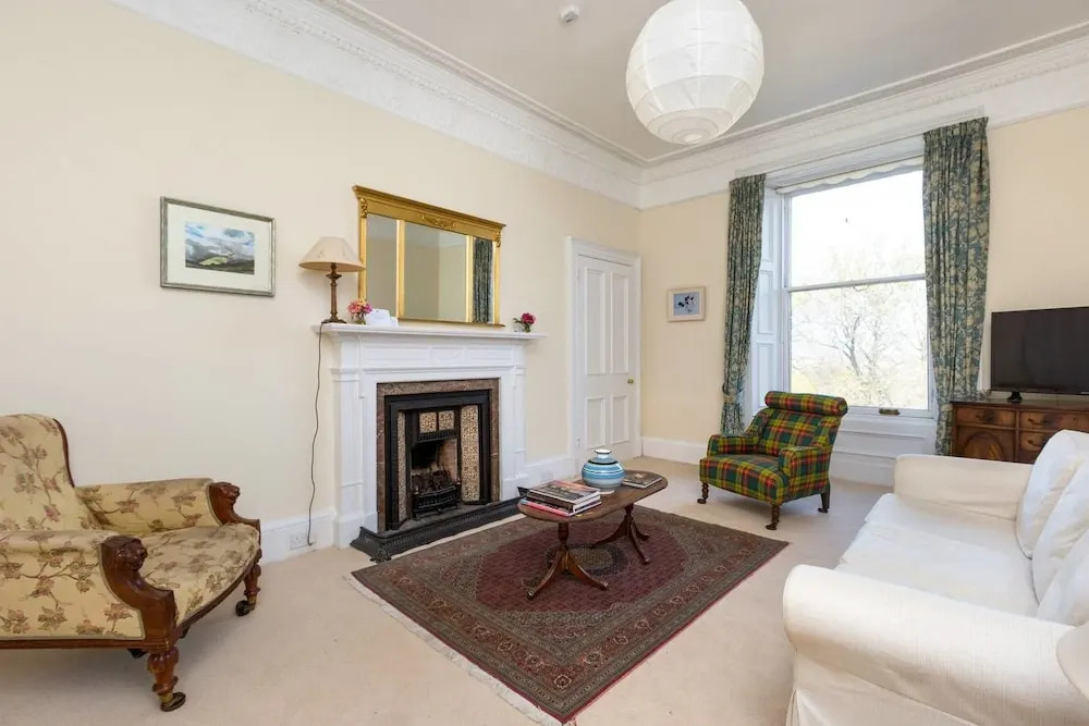 Lovely New Town 2 Bedroom Flat With Fireplace