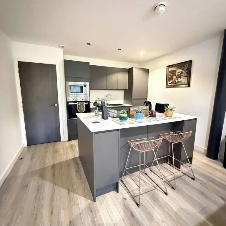 Charming 2-bedroom Apartment in Bradford With City Views