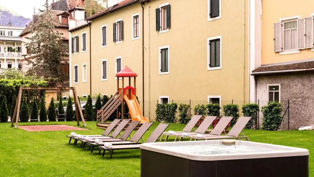 Flora Hotel & Suites