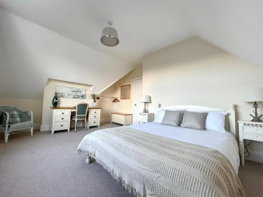 Regal Retreat Modern 2 bed apartment 400m from sea