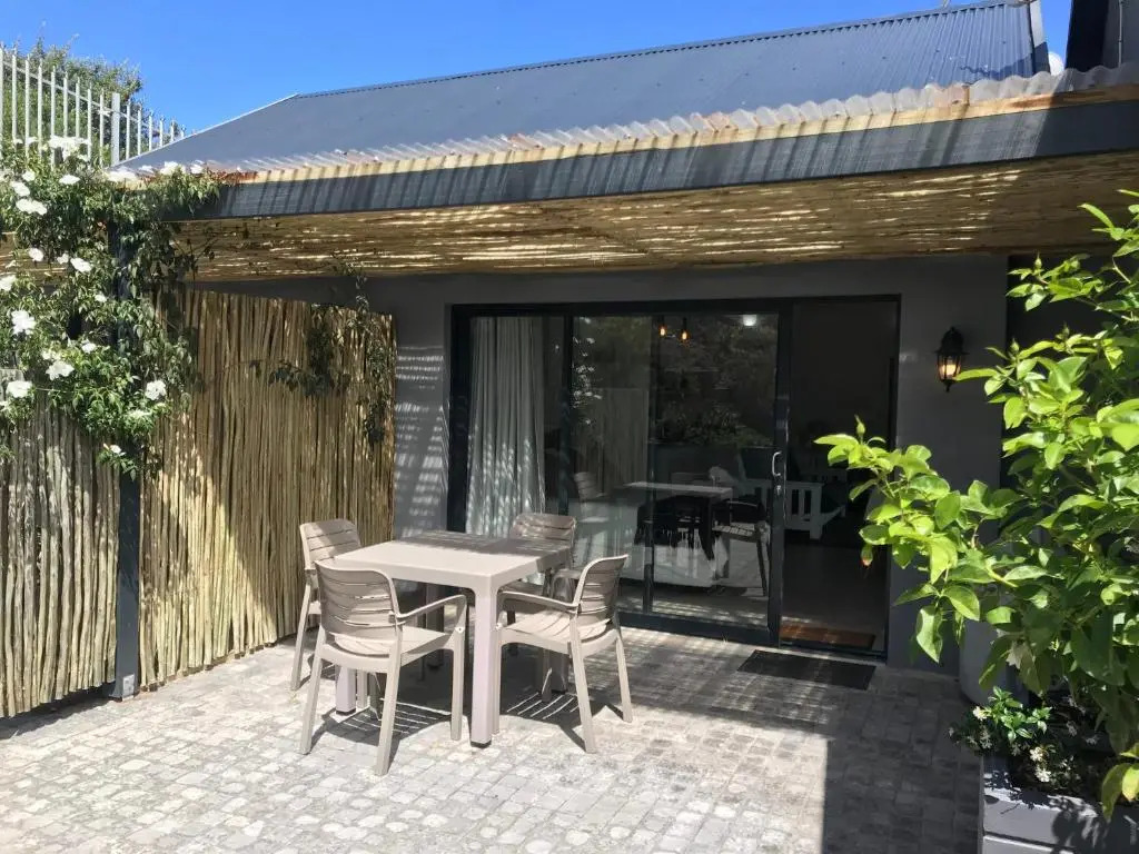 Capricorn Studio One - 150m to Solar Beach, Patio & Braai, Wifi, DSTV & Netflix