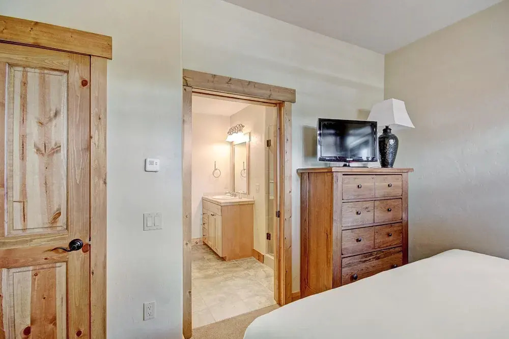 Cosmopolitan Decor + Spacious 3br In Downtown Breck Sleeps 8 3 Bedroom Townhouse by RedAwning