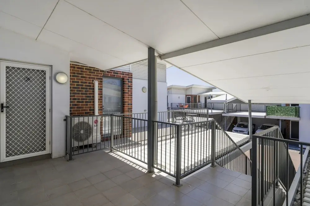 Sunny 2-bed in Quiet Location With Balcony