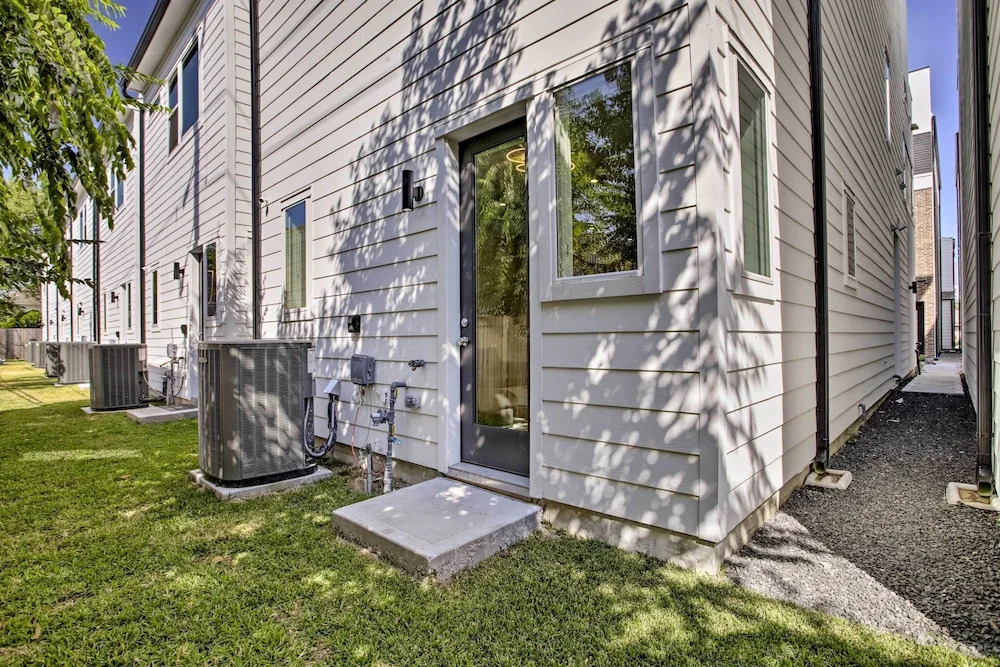 Newly-built Luxury Galleria Area Townhome!