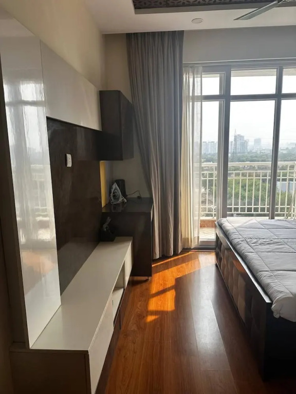 Luxurious Gurugram Apartment for Rent - Entire House With City & Garden Views