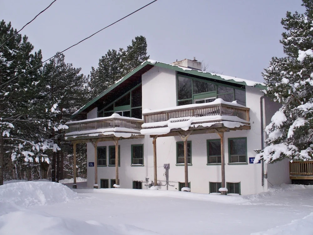 Spacious 8 bdrm Cottage with Private Beach Access, BBQ, Hot Tub, Sauna, Pet friendly