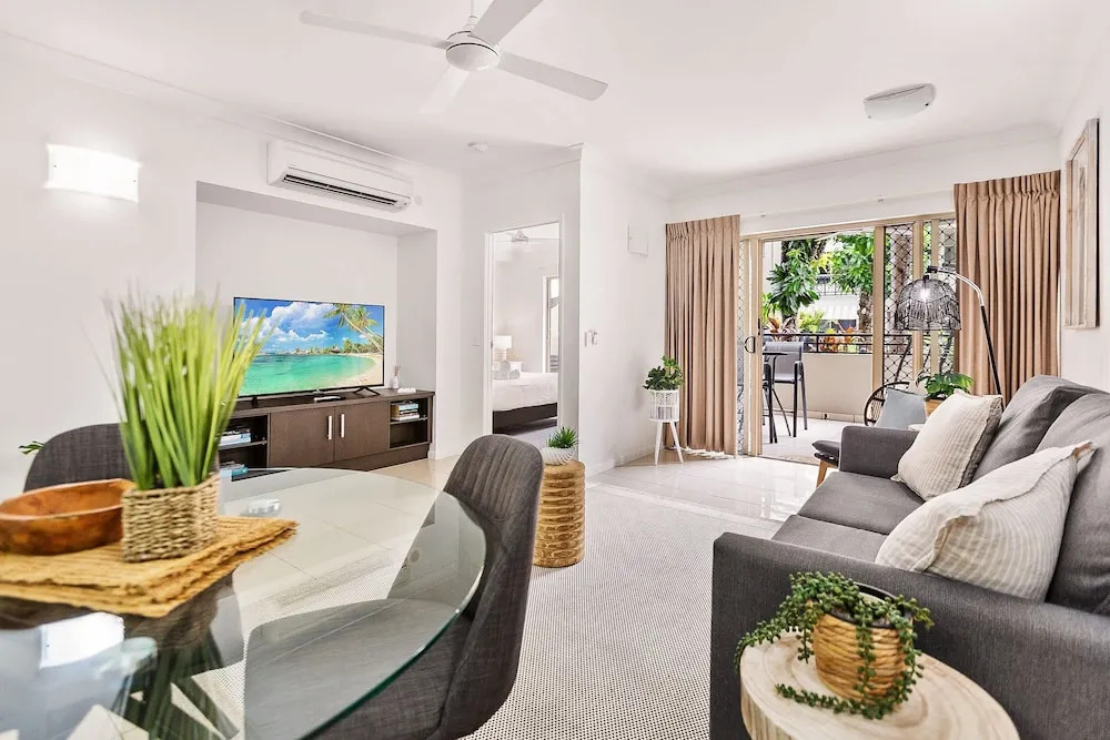 Lux Apartment Cairns - 9 Pools BBQ Gym