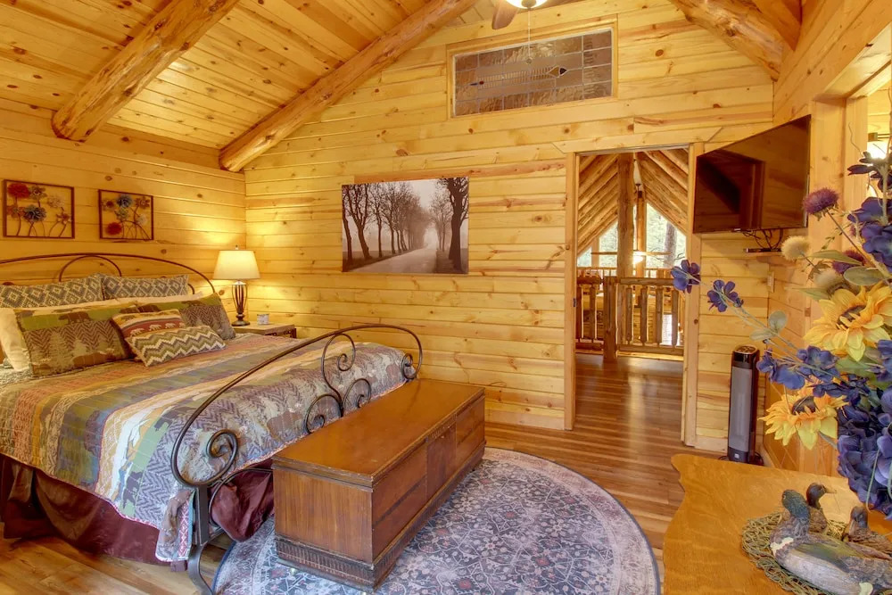 Lakeside Cabin on 2 Acres w/ Fire Pit + Hot Tub!