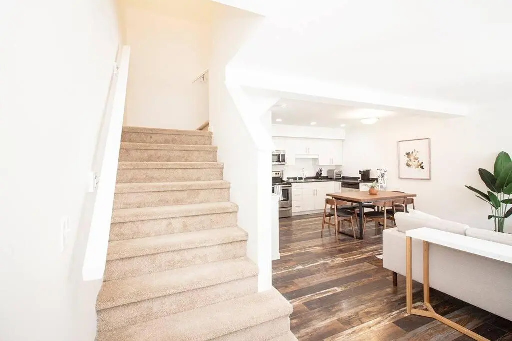 Luxurious 3 Bedroom Townhouse Free Parking and Wifi