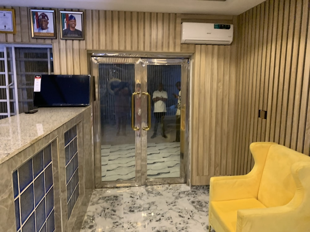 Jf Royal Hotel & Suites