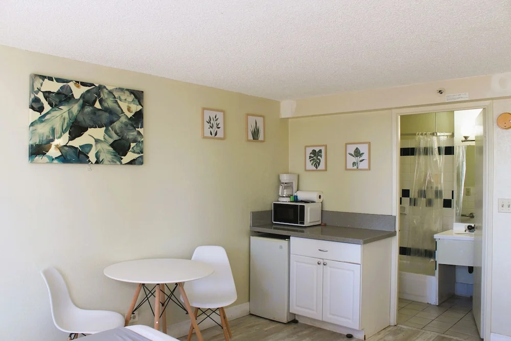 Hawaiian Monarch 1915 Condo by Redawning