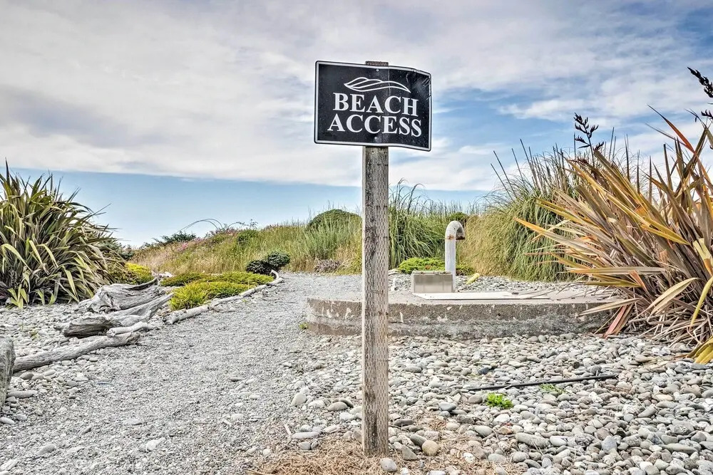 Gold Beach Townhome With Ocean Views & Sunroom!