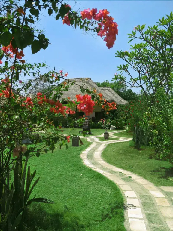 Sunia Loka Bungalows & Dive Center