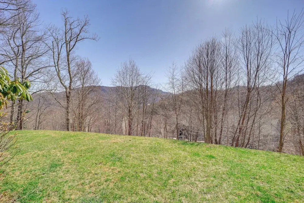 6 Mi to Skiing: Mtn-view Condo in Seven Devils