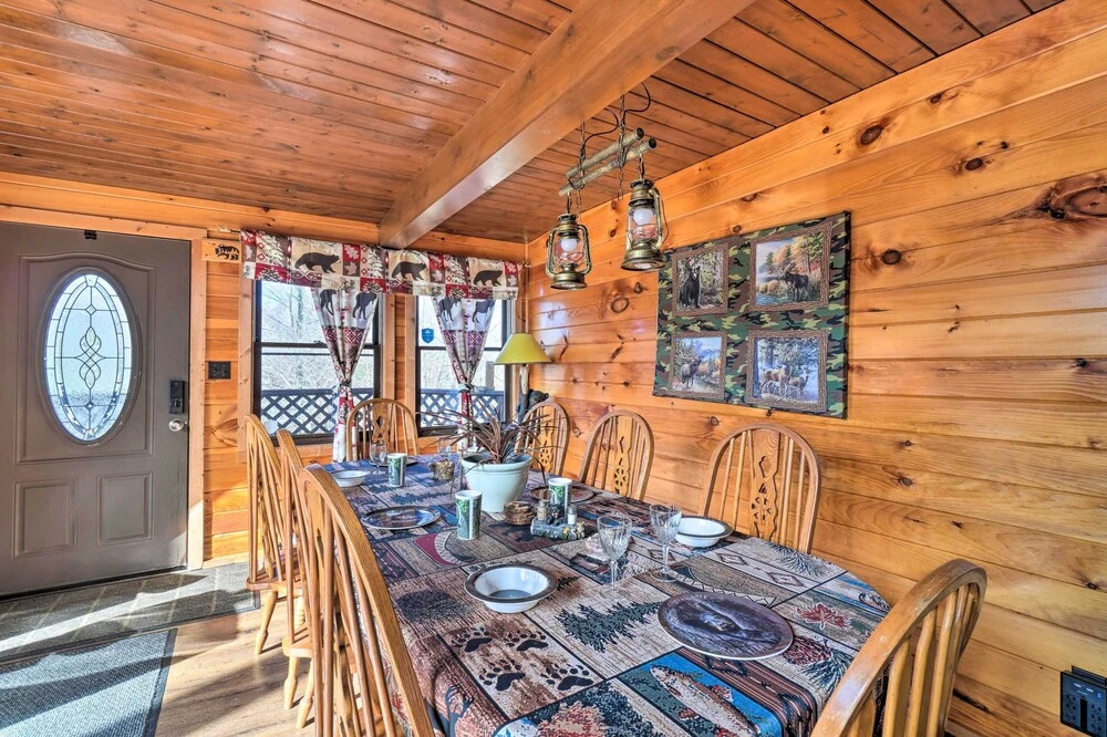 Mtn-View Cabin w/ Deck: 5 Mi to Gatlinburg