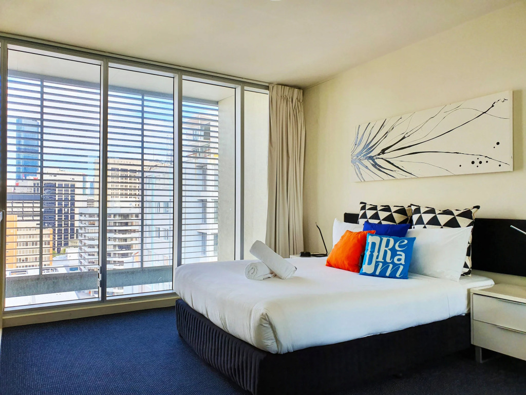 City Penthouse Views Wine Pool Gym Netflix