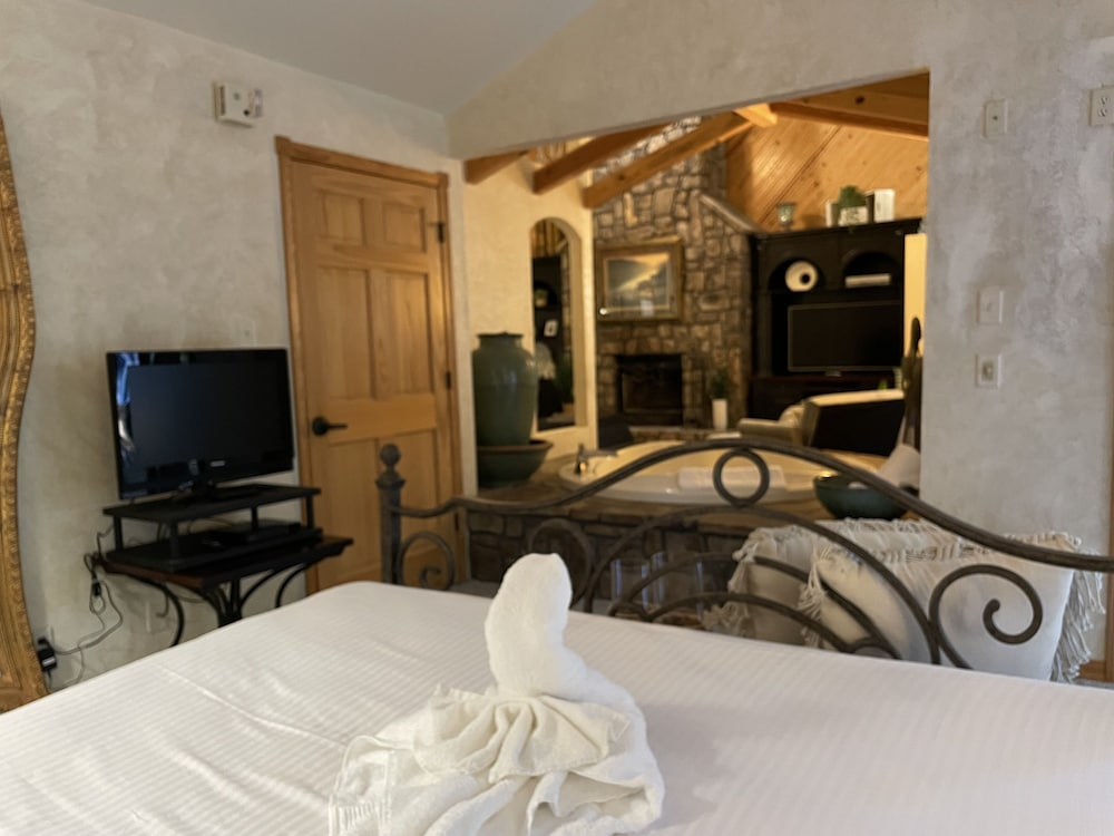 One bedroom, one bath log-sided cottage with private hot tub on Lake Ouachita. by RedAwning