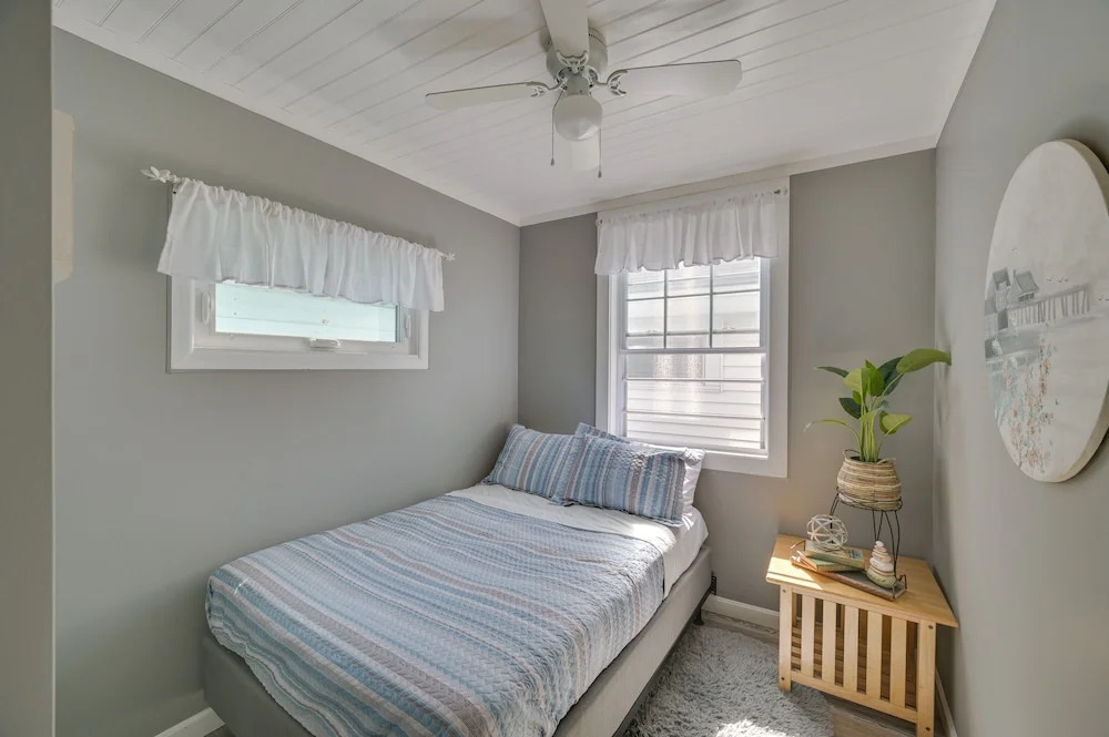 Charming Hampton Home w/ Porch, Walk to Beach!