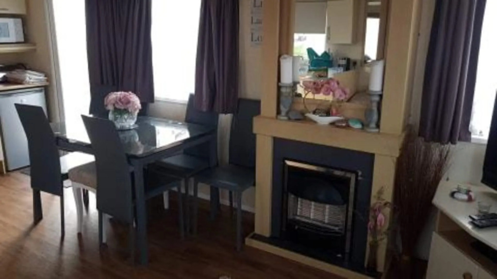 Caravan - Sleeps 8 - Pets Ok - Parking - Site Pool