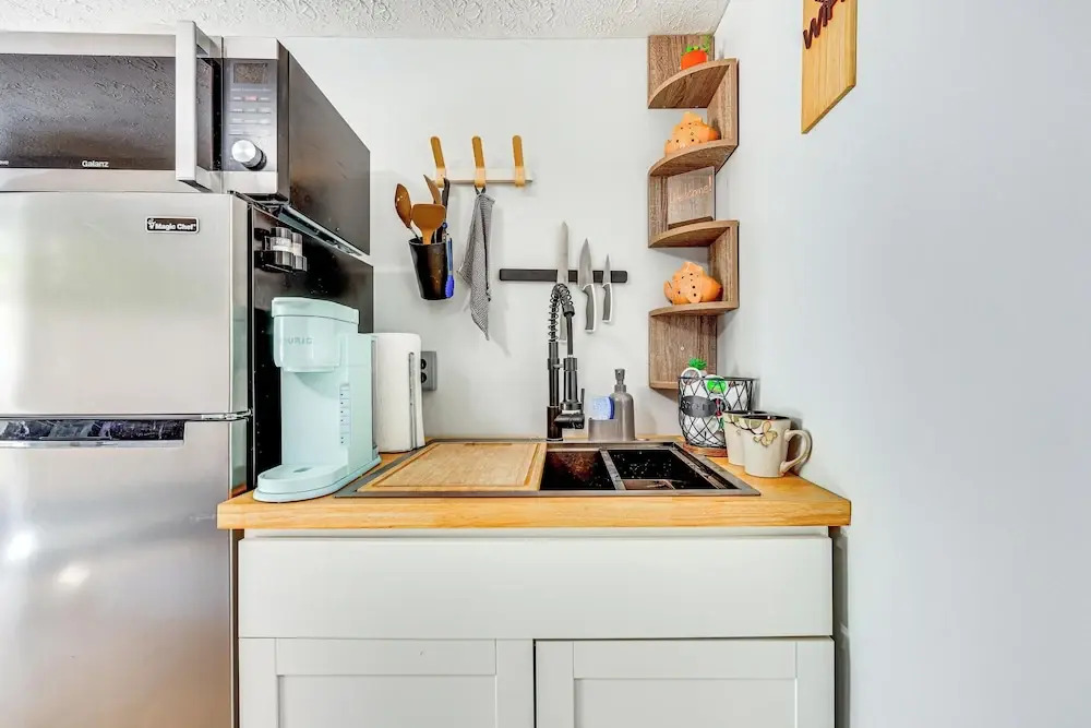 Nurse-ready Guesthouse 3 Mi to Dtwn Jacksonville!