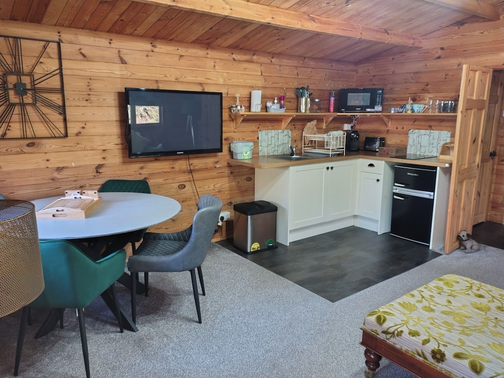 Forest Cabin Retreat-sleeps 2-garden, Wifi, Trails