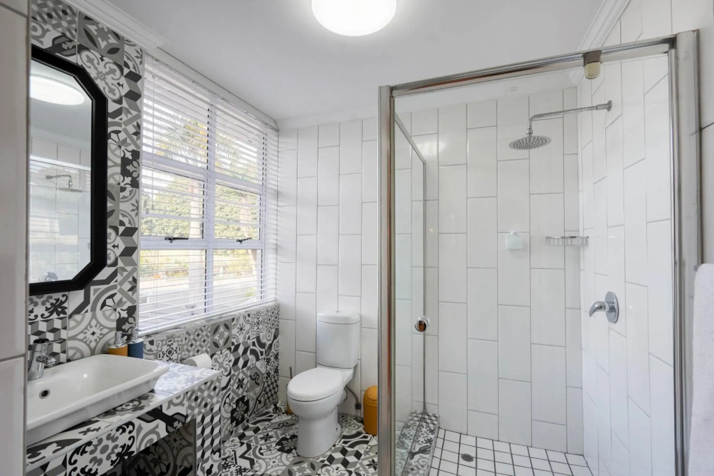 Hampton Collection - Charming 5 Sleeper Apartment with Pool