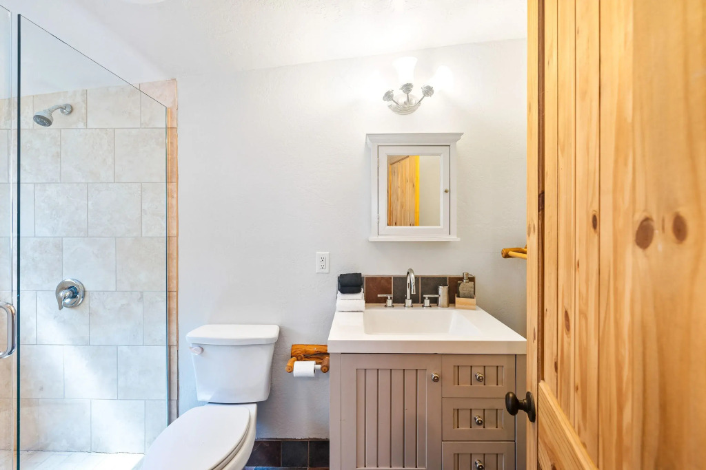 10 Mins to the Lake, Hot Tub & Game Room, Modern Cabin Bearpaw by Avantstay