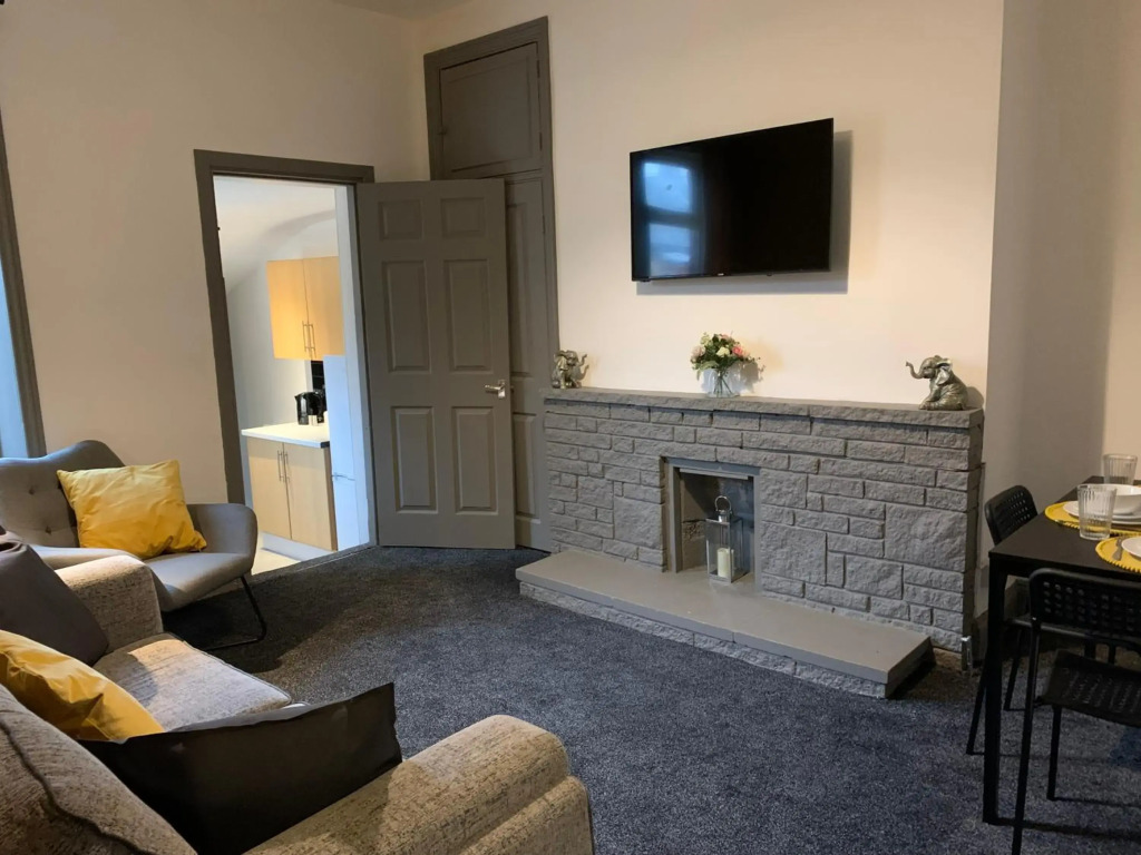 Rectory - Lovely 4 bedroom maisonette Gateshead free parking