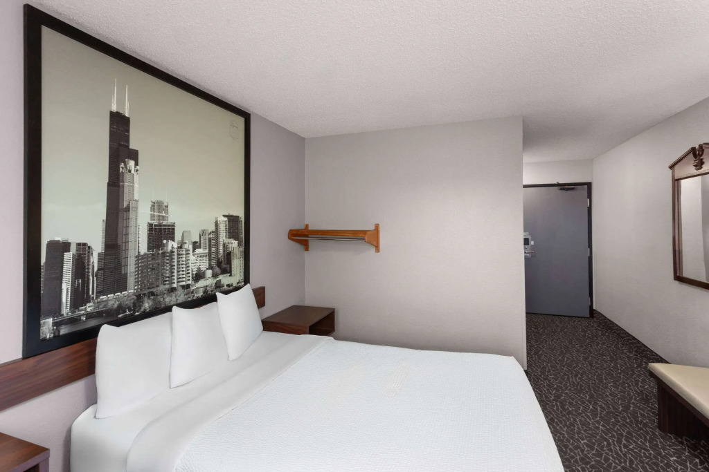 Super 8 by Wyndham Romeoville Bolingbrook