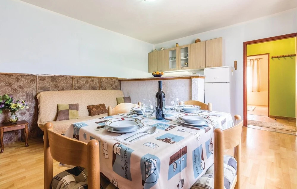 Amazing Home in Liznjan With Wifi and 2 Bedrooms