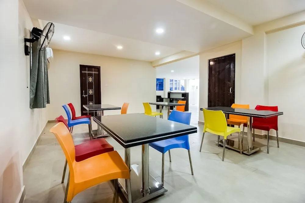 OYO 40125 Srirama Hotels, Gachhibowli