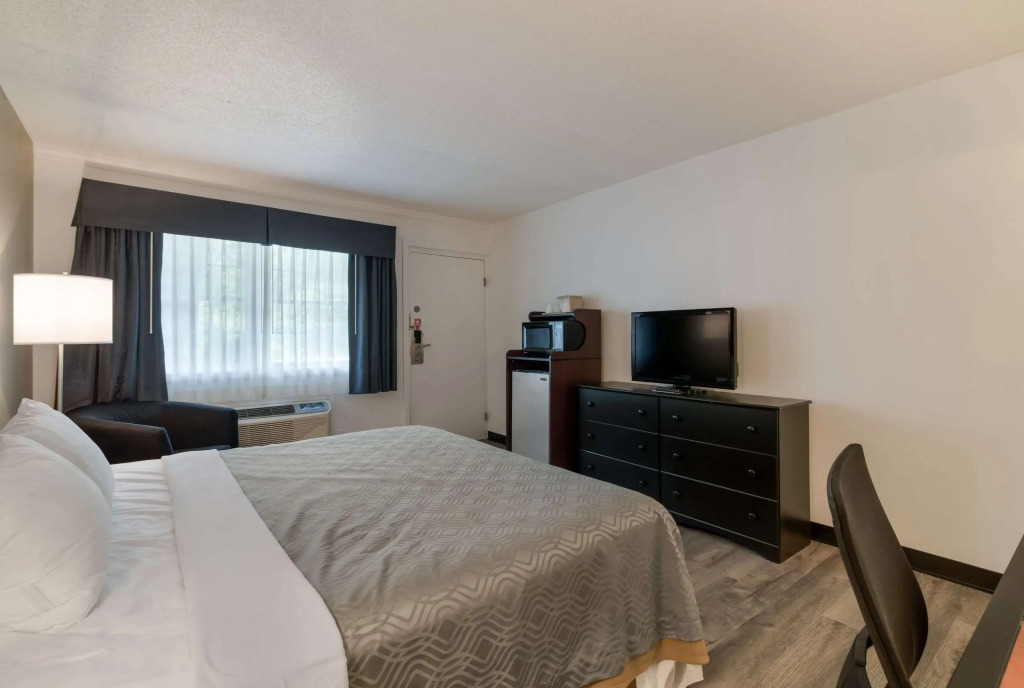 Econo Lodge Auburn I-95