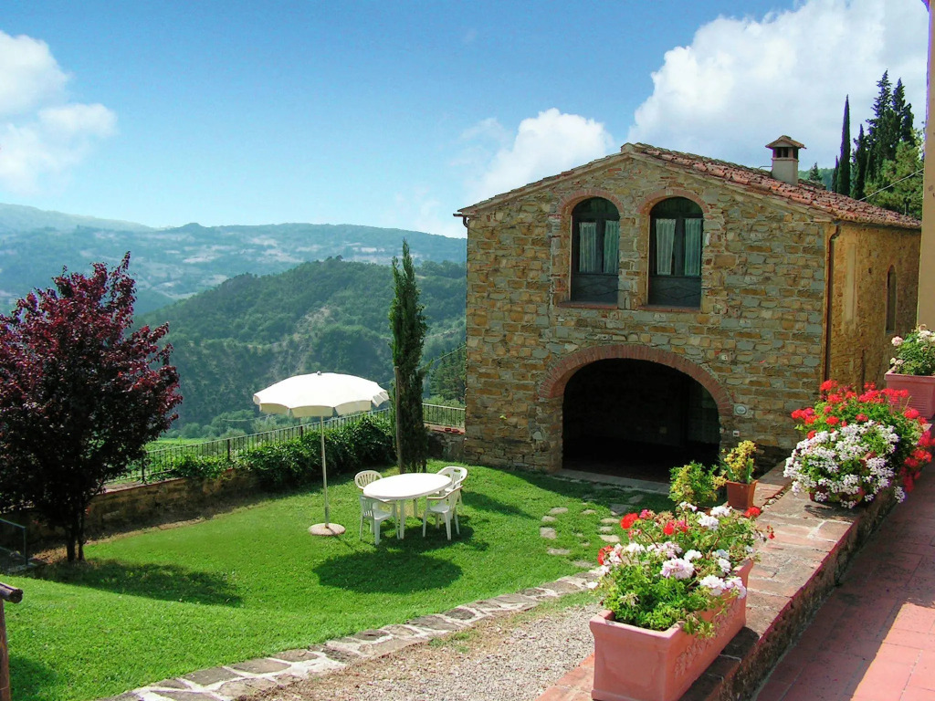 Detached, cozy cottage in vineyard with swimming pool and views over Tuscany