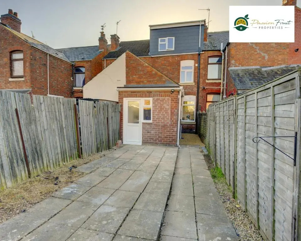 5 Bedroom - 5 Bathroom House By Passionfruitproperties close to Coventry City Centre with Free Wi-fi and garden - 34HRC