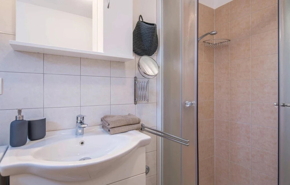 2 Bedroom Stunning Home In Sisan