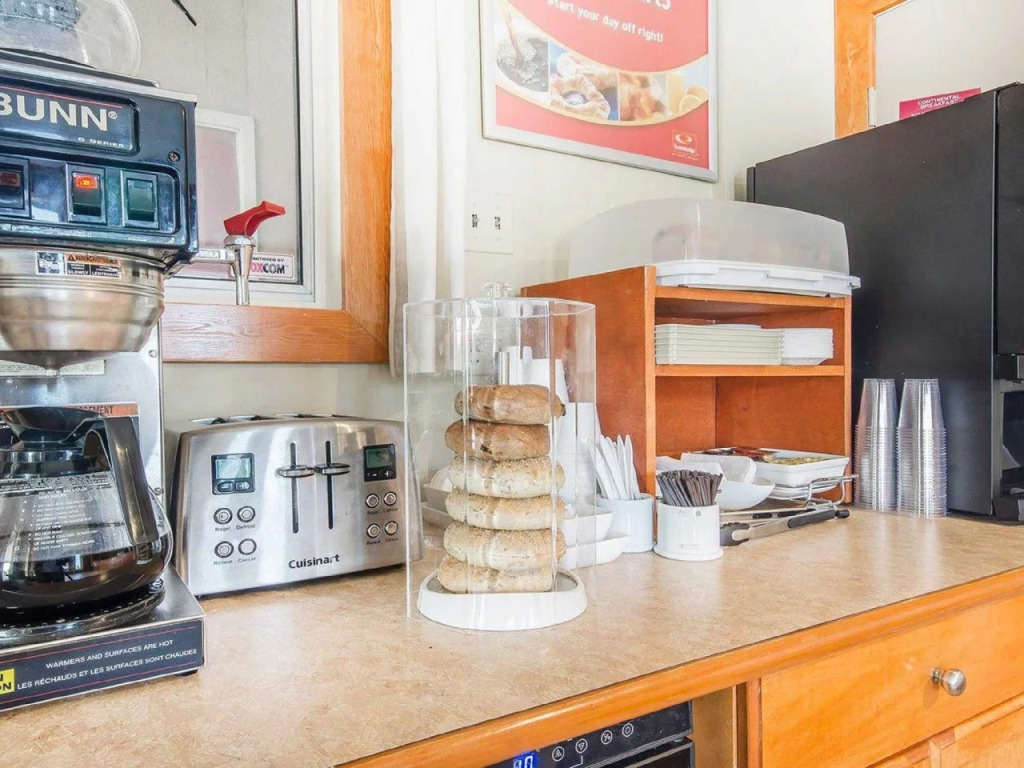 Econo Lodge Inn & Suites