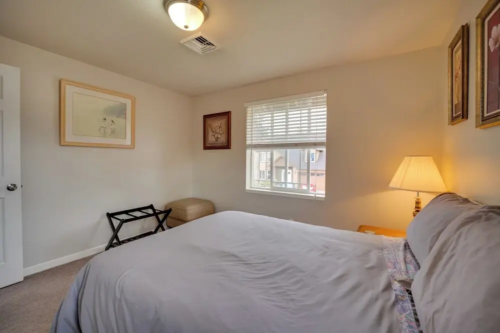 4 Mi to UO! Convenient Springfield Apt w/ Deck