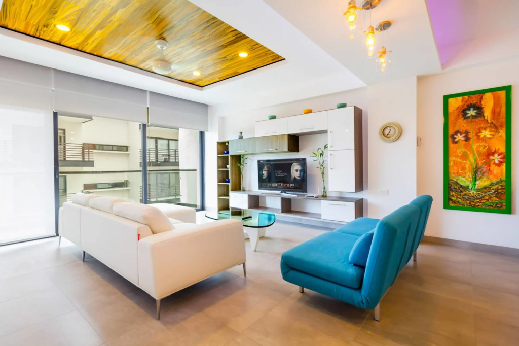 Large 2 BR Close to Beach AC Rooftop Pool
