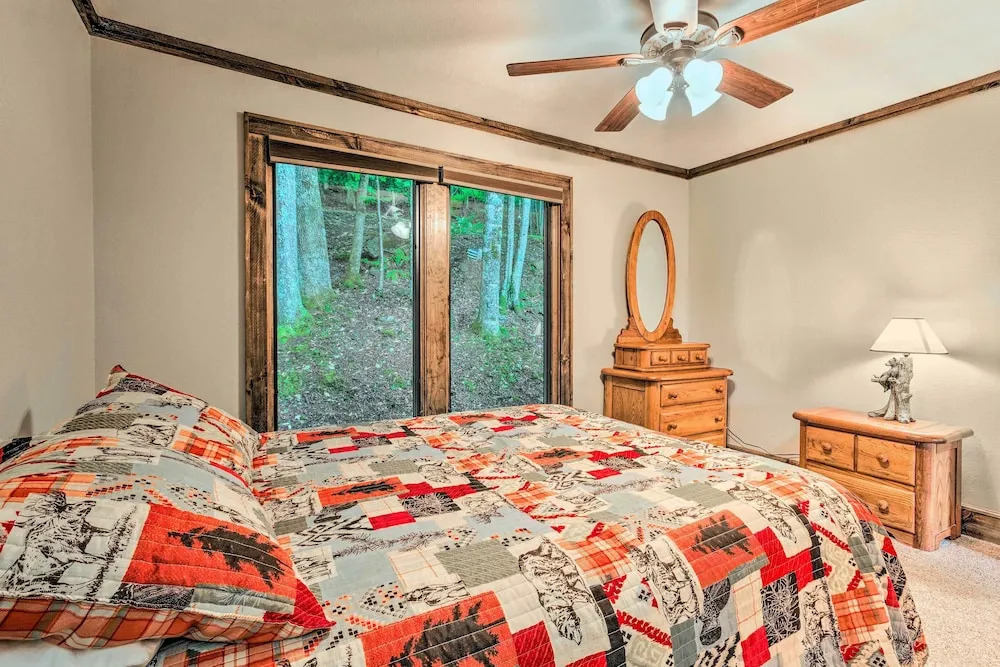 3 Mi to Beech Mtn: Treetop Cabin w/ Deck & Views