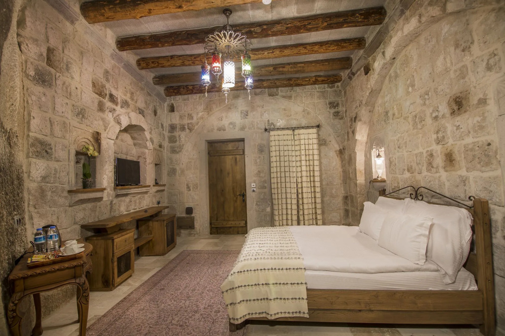Hera Cave Suites