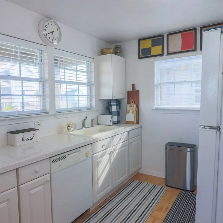 2nd Row Beach Home Ocean Views Old School Vibes - 1 min Walk to Sunny Beach