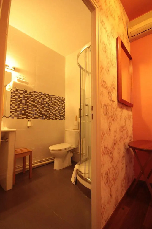 Hôtel Des Arts, Artisanal et Indépendant