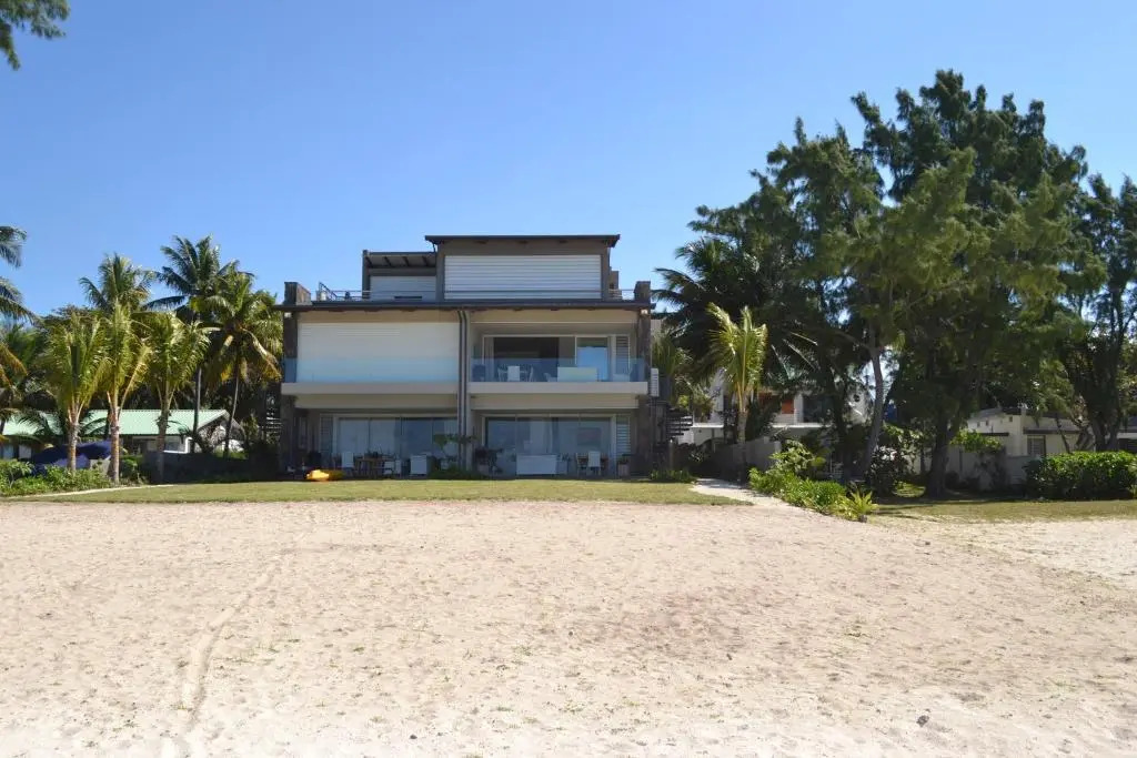 Summer Breeze - Beachfront - 3 Bedrooms Suite